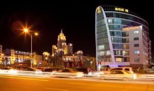 un profilo della città di notte con auto e edifici di Jumbaktas Astana Hotel a Astana