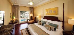 Postel nebo postele na pokoji v ubytování The Claridges New Delhi