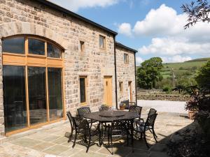 LangsettにあるStoneycroft Barnの建物の前にパティオ(テーブル、椅子付)