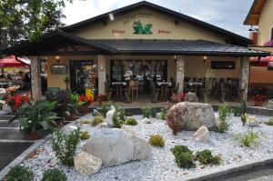 un jardín de flores frente a un restaurante en Gasthof Plasch en Ferlach