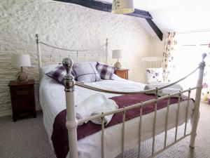 Postel nebo postele na pokoji v ubytování Dolau Farmhouse