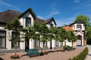 een huis met een groene bank ervoor bij Hotel Restaurant Mondriaan in Winterswijk