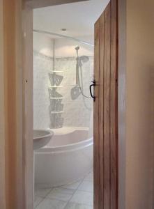 y baño con bañera, ducha y lavamanos. en 73 Ravensdale Cottages, en Millers Dale
