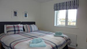 Un dormitorio con una cama con toallas. en 28 Clock Tower Court, en Charlestown