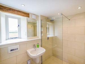 Et badeværelse på Dale House Farm Cottage + 14 billeder