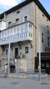 ein Gebäude mit einem Balkon auf der Seite in der Unterkunft Hotel Ormazabal in Bergara