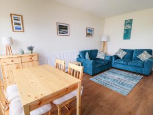 a living room with a blue couch and a table at Anneddle in Valley