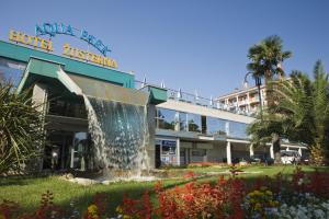 a hotel with a fountain in front of a building at Hotel Aquapark Žusterna in Koper