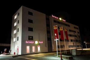 un edificio con un hotel schnucks por la noche en Serways Hotel Feucht Ost en Feucht
