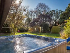 una gran piscina profunda en un patio con árboles en Nairn, en Braunton