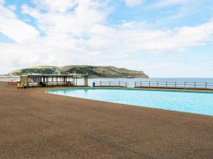 una piscina con vista sull'oceano di Little Orme View a Llandudno