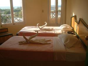 twee bedden in een kamer met twee slangen erop bij Diana Hotel Hurghada in Hurghada
