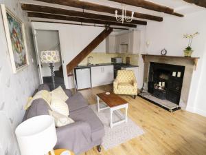 a living room with a couch and a fireplace at Olive Cottage in Richmond