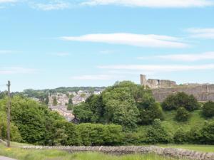 a view of the castle from the road at Olive Cottage in Richmond