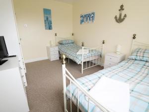a bedroom with two twin beds and a tv at Anneddle in Valley