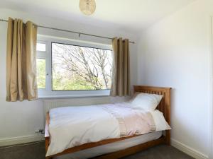 Tempat tidur dalam kamar di Anglesey White Haven