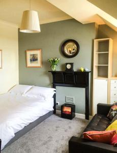 1 dormitorio con 1 cama y chimenea en The Feversham, en York