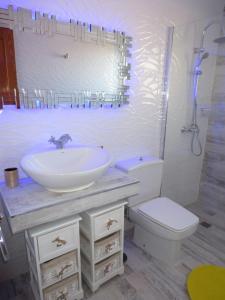 Un baño blanco con lavabo e inodoro. en Golden Dreams & Perfect for you *****, en Adeje