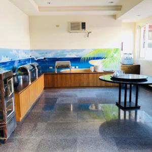 Kuchyň nebo kuchyňský kout v ubytování Holiday Hotel