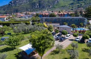 une vue aérienne sur un parking avec un bâtiment dans l'établissement Park Hotel Il Vigneto, à Arco