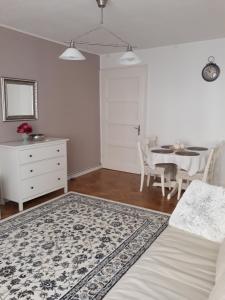 een woonkamer met een bed en een eettafel bij Apartment Bianco Central in Sibiu
