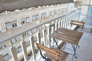 un balcone con 2 panche e un edificio di Pedion Areos Park 5 Center 5 ad Atene