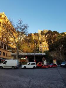 ナポリにあるB&b ワンの建物の前に車を停めた駐車場