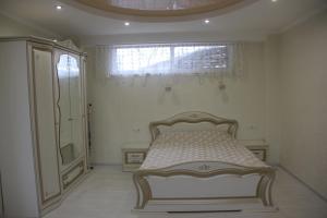 En eller flere senger på et rom på Guest House Domashniy