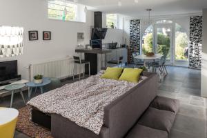 a living room with a couch and a kitchen at Loft lumineux Tilff-Liège in Tilff