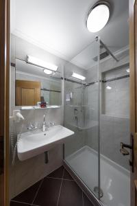 Ванная комната в Hotel Tirolerhof 4 Sterne Superior