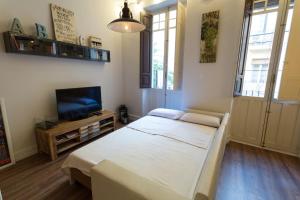 1 dormitorio con 1 cama y TV de pantalla plana en Liberty Apartment, en Alicante