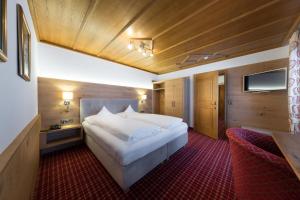Кровать или кровати в номере Hotel Tirolerhof 4 Sterne Superior