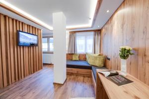Televízia a/alebo spoločenská miestnosť v ubytovaní Hotel Albona