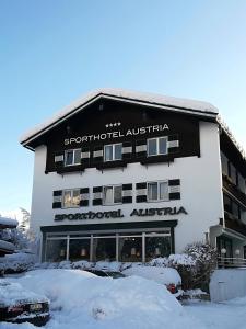 un edificio con nieve delante en Sporthotel Austria en Sankt Johann in Tirol