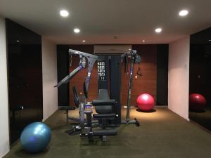 Fitness centrum a/nebo fitness zařízení v ubytování Mida de Sea Residence Hua Hin