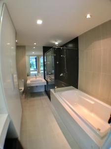 Koupelna v ubytování Mida de Sea Residence Hua Hin