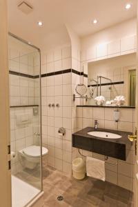 Koupelna v ubytování Astor & Aparthotel + 23 fotografií