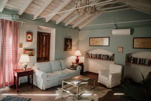 uma sala de estar com um sofá e uma mesa em Cortijo Santa Clara em Carmona