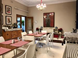 uma sala de jantar com mesas e cadeiras e um lustre em Life on 3rd em Joanesburgo