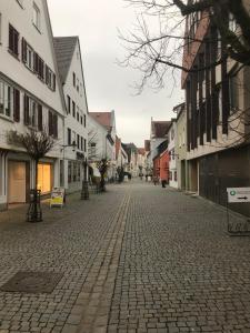 una calle adoquinada en una ciudad con edificios en Stadt Apartment, en Günzburg