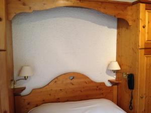 Llit o llits en una habitació de Hotel des Marquisats