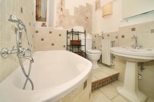 Kúpeľňa v ubytovaní Villa in Private Estate,shared Pool,parking,3km to Ponte Vecchio