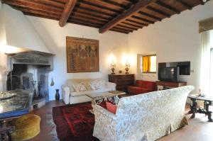 Televízia a/alebo spoločenská miestnosť v ubytovaní Villa in Private Estate,shared Pool,parking,3km to Ponte Vecchio