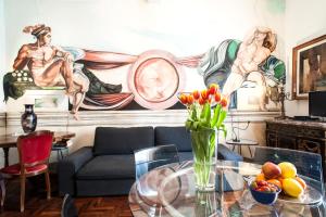 ローマにあるSanta Cecilia Apartmentのリビングルーム(ソファ、ガラステーブル付)