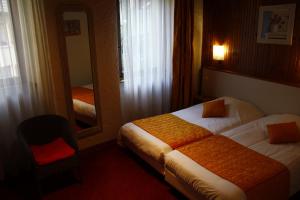 Llit o llits en una habitació de Hotel des Marquisats