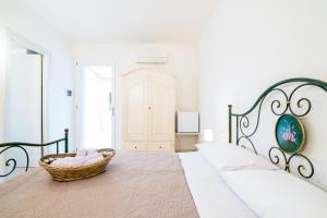 ein Schlafzimmer mit einem Bett und einem Korb darauf in der Unterkunft La Viola e il Sole - alloggi e glamping - in Fermo