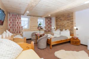 ジュディアルにあるPenzión Blankaのベッド2台とリビングルームが備わる客室です。