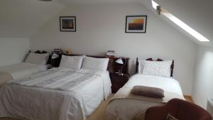 Rúm í herbergi á Corrib View Lodge