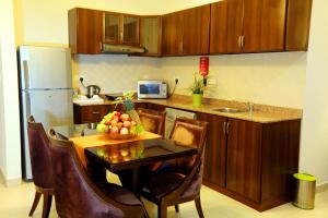 מטבח או מטבחון ב-Corp Executive Hotel Doha Suites