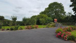 Garður fyrir utan Corrib View Lodge